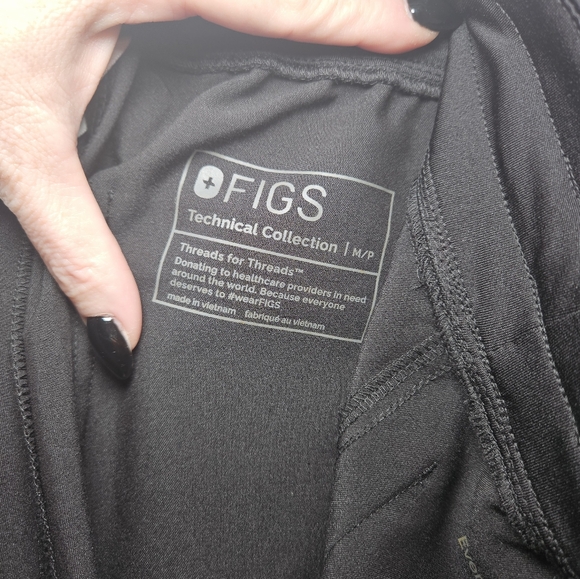 NWOT Figs Scrub Set in black - Picture 4 of 4